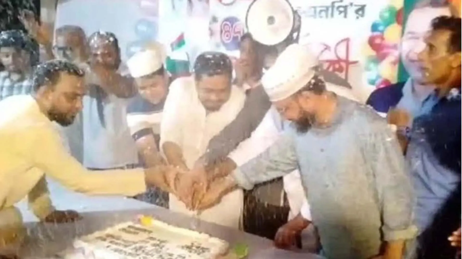 বিএনপির প্রতিষ্ঠাবার্ষিকীর কেক কাটলেন জামায়াত নেতা